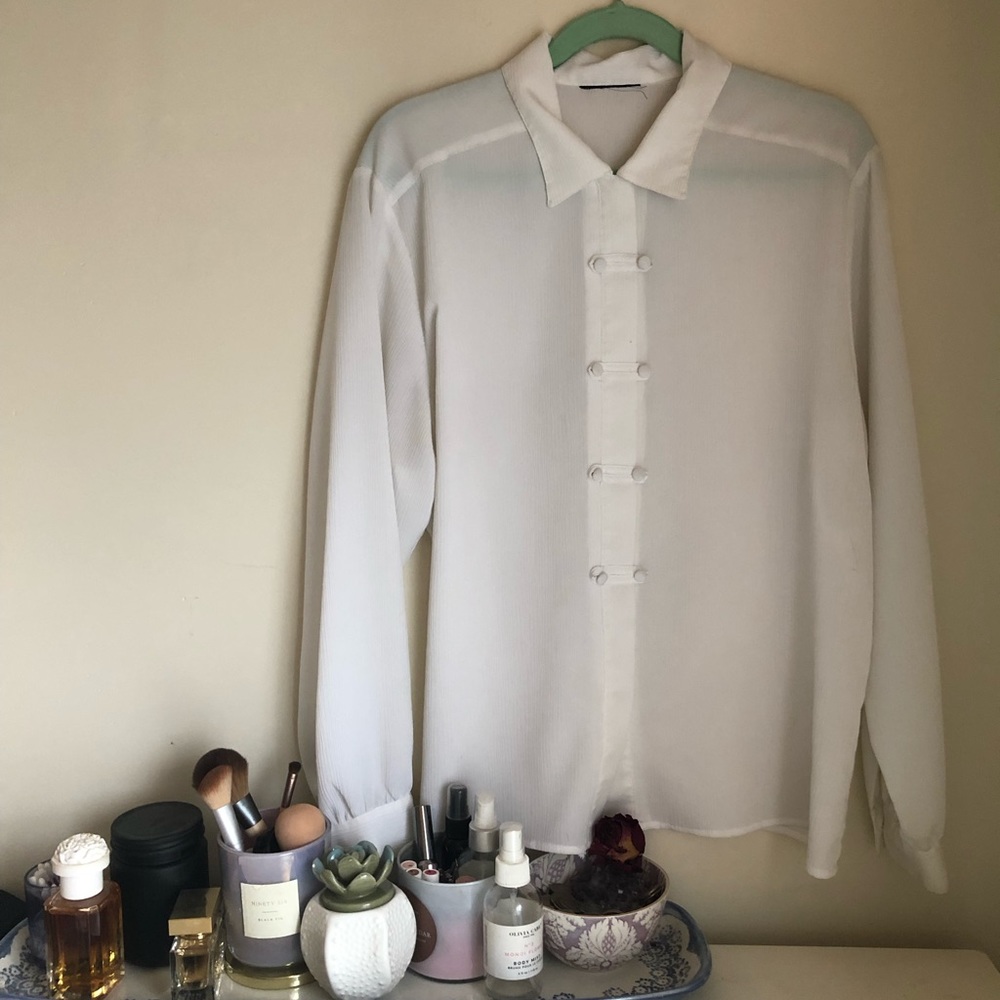 button detail collared shirt // crepe type fabric